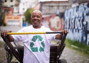 Ambipar anuncia projeto com cooperativa de reciclagem, que prevê catador com triciclo elétrico