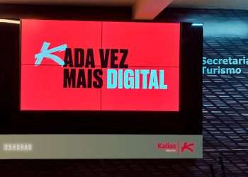 Kallas completa 45 anos se adequando à tecnologia na mídia OOH