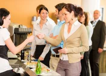 Empresas de vale-alimentação travam disputa histórica e recorrem ao Cade