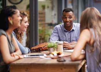 Aumento do preço do almoço fora de casa supera o do salário mínimo nos últimos 5 anos