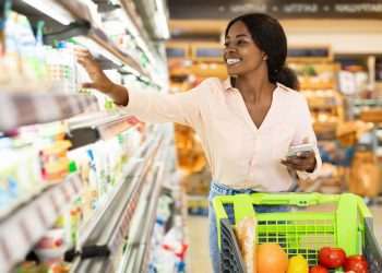Sete em cada dez consumidores fazem compras em supermercados à tarde e à noite