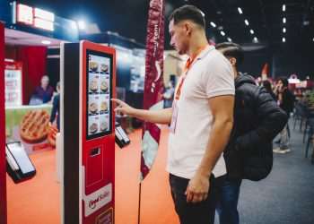 Totem do iFood em restaurantes otimiza pedidos e leva o app para jornada de compra no salão