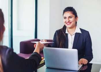 Puxado por indústria e comércio, desemprego cai para 6,4% entre julho e setembro,