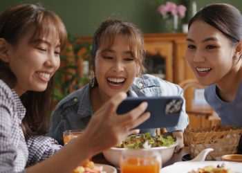 Geração Z lidera compras influenciadas por criadores de conteúdo