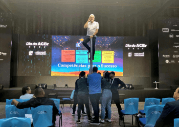 Com samba, futebol e interação com a plateia, Shinyashiki ensina postura de liderança