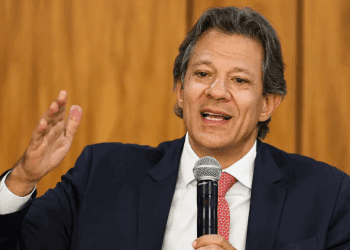 Haddad anuncia isenção de Imposto de Renda para quem ganha até R$ 5 mil