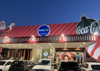 Retail Media de Natal: Prezunic "veste" frente de loja do Rio em parceria com Coca-Cola