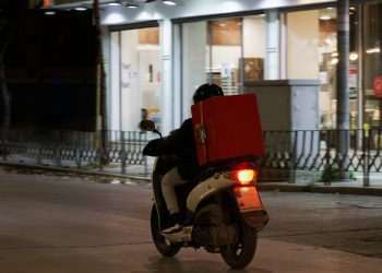 Pedidos de delivery feitos das 18h às 4h aumentam 52,32% em 2024