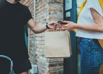 E-Deploy lança app para restaurantes criarem seus próprios aplicativos de delivery