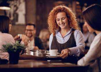 Mulheres correspondem a 49% da força de trabalho no setor de alimentação fora do lar