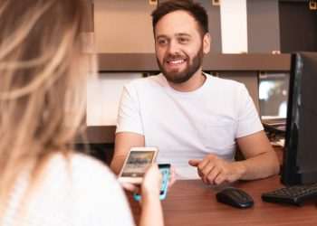 Cobrança extra sobre Pix é proibida; consumidor deve denunciar