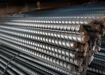 Trump assina ordem executiva que aplica tarifa de 25% em importações de alumínio e aço