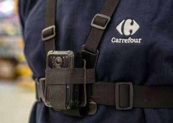 Carrefour diminui incidentes em 30% após implementar câmeras corporais em lojas