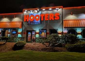 Hooters negocia para entrar com pedido de falência nos próximos meses