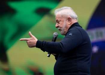 Lula diz que não bate continência para outra bandeira e que Brasil tomará medidas sobre tarifas