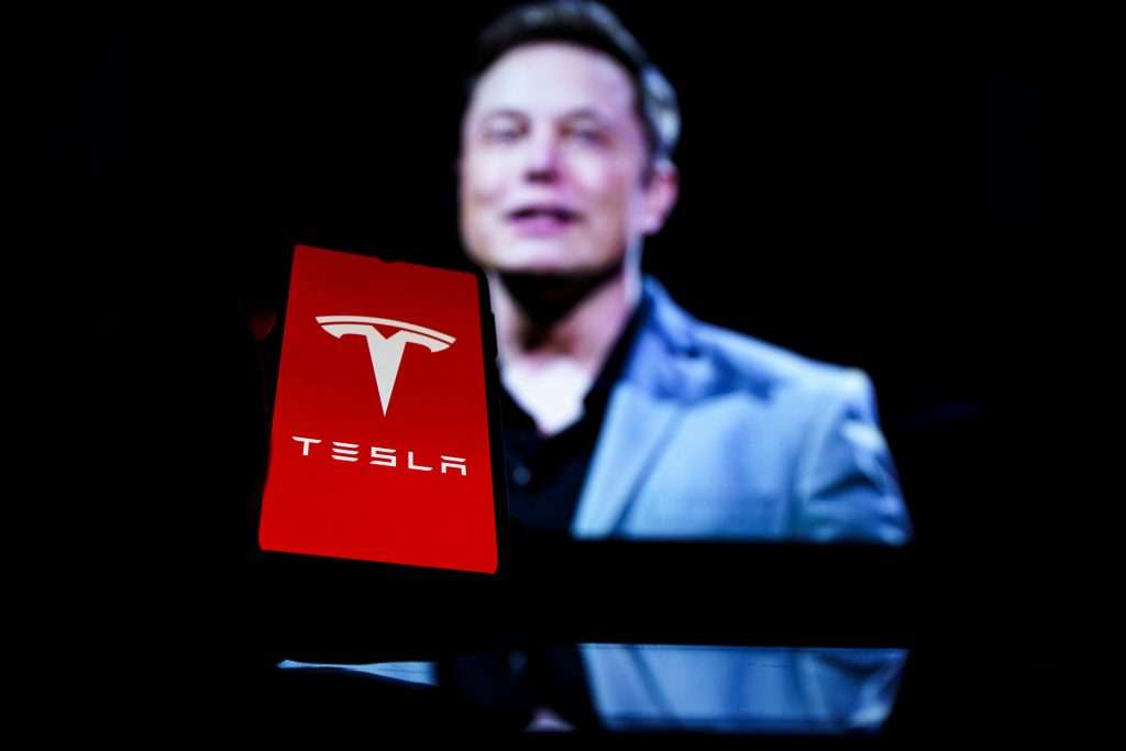 Vendas da Tesla despencam após gesto de Musk durante a posse de Trump