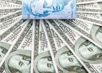 Dólar cai para R$ 5,76 e fecha no menor nível desde novembro