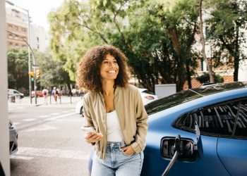 Carrefour inaugura primeiro ponto de recarga para veículos elétricos da rede