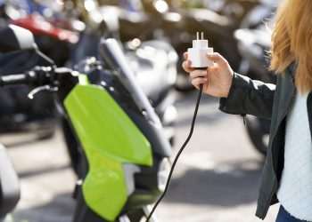 iFood e YvY Capital anunciam investimento para impulsionar motos elétricas no Brasil