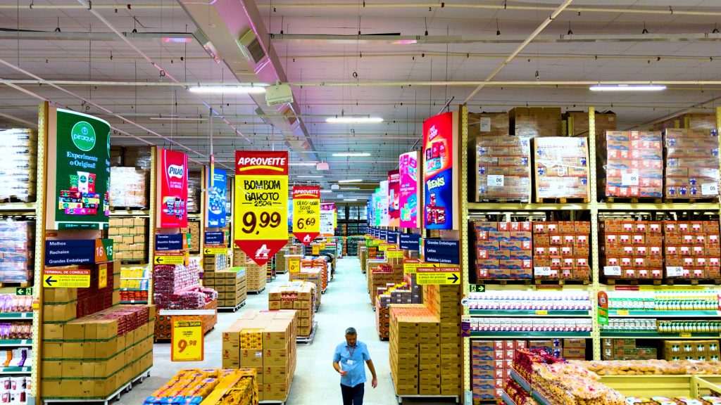 “A integração de painéis de LED e outras soluções digitais reforça o nosso compromisso em oferecer um ambiente dinâmico, intuitivo e ainda mais atrativo. A comunicação visual impactante e segmentada permite destacar ofertas e produtos de forma estratégica, criando uma jornada mais fluida e envolvente dentro da loja”, analisa Oliveira. 