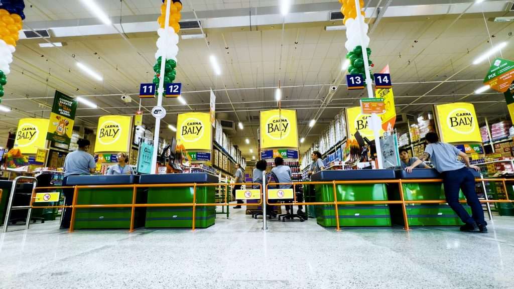 “A integração de painéis de LED e outras soluções digitais reforça o nosso compromisso em oferecer um ambiente dinâmico, intuitivo e ainda mais atrativo. A comunicação visual impactante e segmentada permite destacar ofertas e produtos de forma estratégica, criando uma jornada mais fluida e envolvente dentro da loja”, analisa Oliveira. 