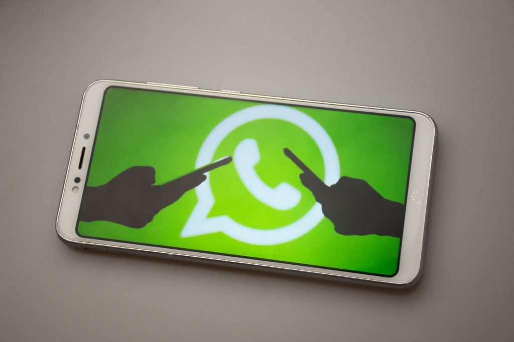 Farmácias, saúde e beleza lideram o uso do WhatsApp para atendimento e vendas no Brasil