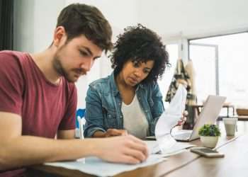 Taxa de inadimplência nas escolas cai mais de 2% em 2024 e chega a 20,36%