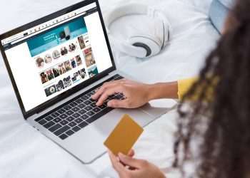 Varejo online brasileiro deve alcançar quase US$ 300 bilhões até 2027