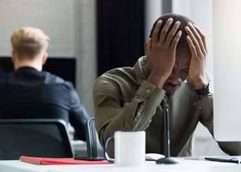 Empregados do varejo estão entre os mais vulneráveis ao sofrimento psicológico no trabalho