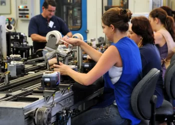 Inovação na indústria recuou em 2023 no Brasil, diz IBGE