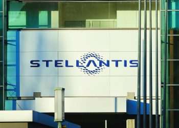Stellantis anuncia contratação de 400 engenheiros para desenvolvimento de carros híbridos