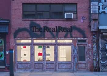 Pop-up da The RealReal em NY inova com campanha contra falsificação de artigos de luxo