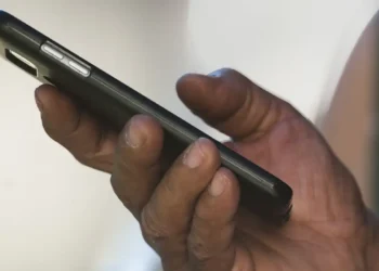 Nove em cada dez brasileiros têm acesso a telefone celular