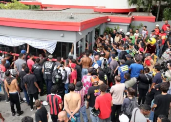 Entregadores de aplicativos de delivery em greve fazem manifestação na frente a sede do iFood em Osasco