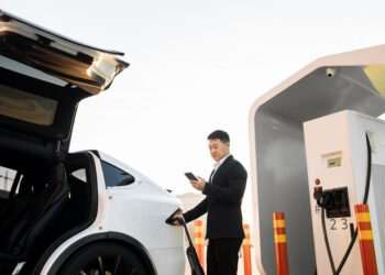 China quer que veículos elétricos sejam principal segmento de venda de carros novos até 2035