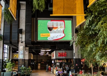 The LED combina mídia inteligente e dados para potencializar o ponto de venda