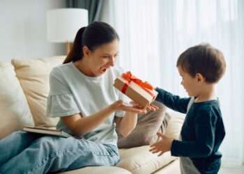 SP: comércio deve faturar 5,4% no Dia das Mães em 2025, diz Fecomércio