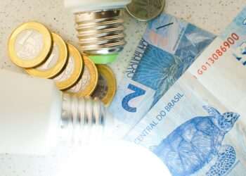 Consumidor de baixa tensão paga 3,8% na tarifa de energia com custos da MMDG, diz Abradee