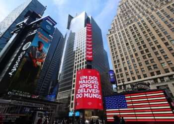iFood realiza campanha na Times Square para celebrar marca de 120 mi de pedidos mensais