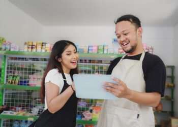 Confiança no comércio cresce e varejistas retomam planos de contratação e investimento