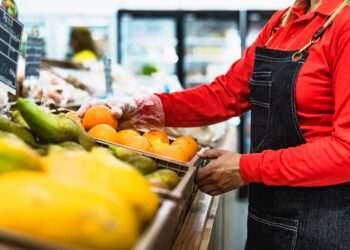 Contratos de trabalho por hora em supermercados aumentam precarização