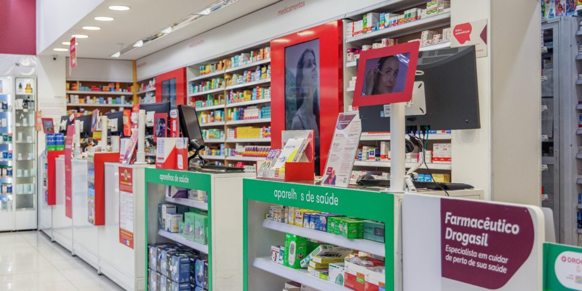 Raia e Drogasil testam uso de áudio em telas digitais para ampliar engajamento no PDV