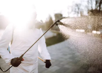 Congresso derruba veto e cria taxa de registro de agrotóxicos