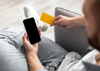 Celular vira principal canal de compras das classes D e E, que lideram intenção de consumo