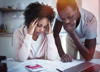Endividamento das famílias brasileiras bate novo recorde em maio, com inadimplência em alta