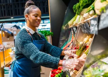 Após pressão de varejistas, governo adia novas regras sobre o trabalho aos domingos e feriados