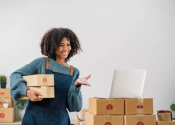 Frete a partir de R$ 5,89: Nuvemshop e Loggi lançam serviço de postagem acessível para PMEs