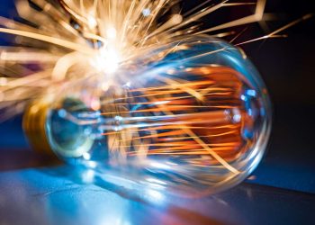 Bandeira tarifária permanece vermelha patamar 1 em julho, anuncia Aneel