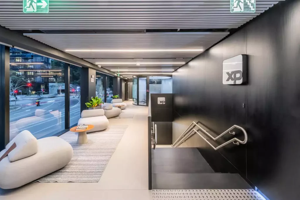 Flagship da XP em São Paulo transforma agência em hub de experiência