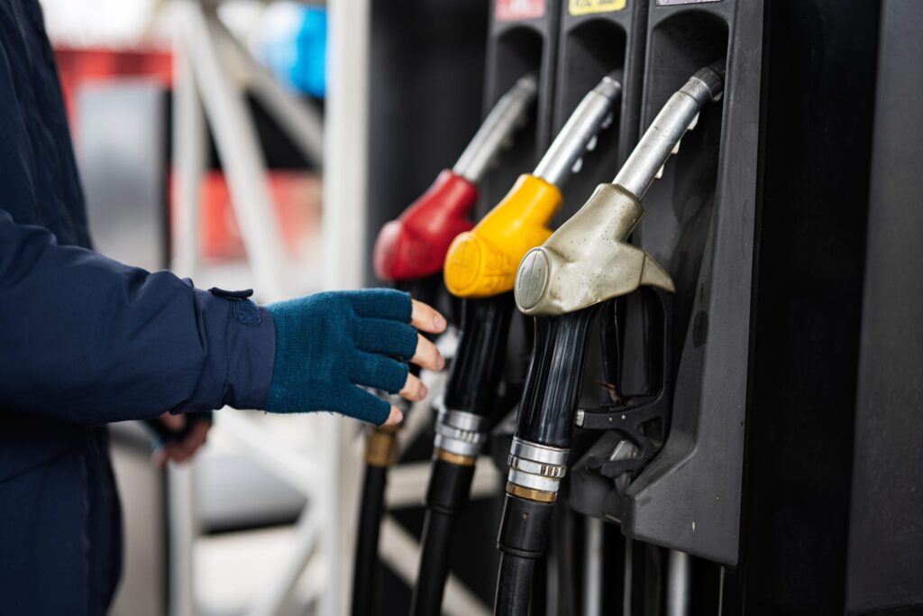 Gasolina fica 5,6% mais barata para distribuidoras e deve impactar inflação